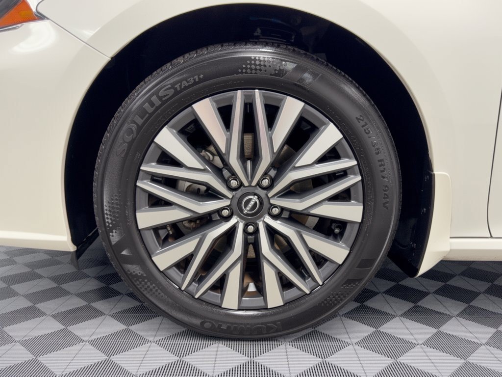 Used 2024 Nissan Altima 2.5 SV FWD image 13