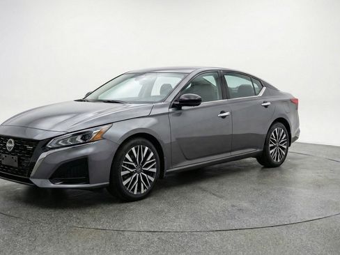 Used 2025 Nissan Altima 2.5 SV image 3