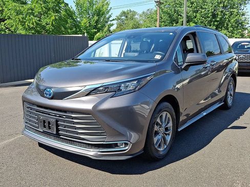 Certified 2024 Toyota Sienna XLE FWD image 3