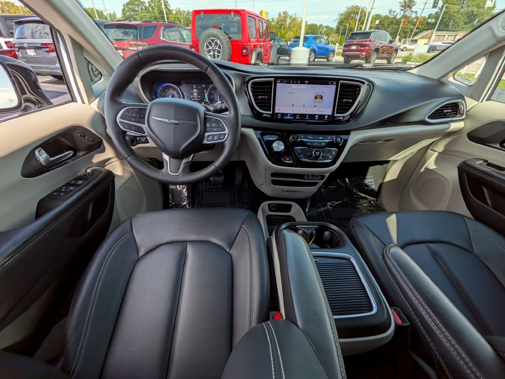 Used 2024 Chrysler Pacifica Touring-L FWD image 10