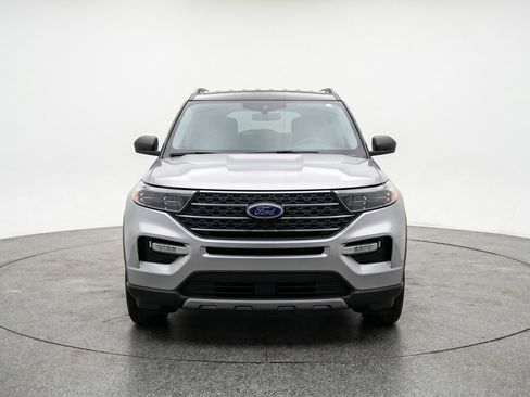 Used 2024 Ford Explorer XLT w/ Equipment Group 202A RWD image 2