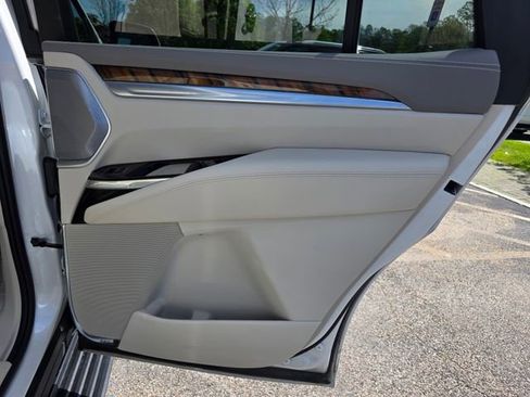 Used 2025 Cadillac Escalade Premium Luxury Platinum AWD/4WD image 13