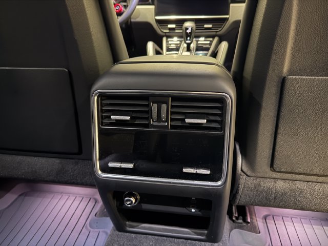 Certified 2023 Porsche Cayenne GTS AWD/4WD image 32
