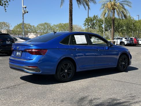 Used 2024 Volkswagen Jetta SE w/ Panoramic Sunroof Package FWD image 4