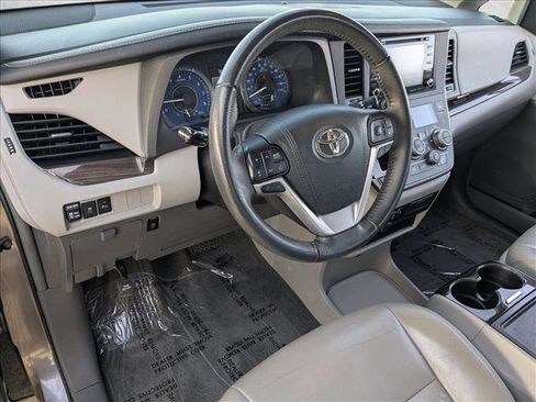 Used 2018 Toyota Sienna XLE image 10