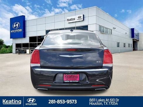 Used 2017 Chrysler 300 Limited image 6