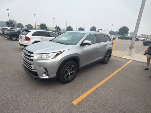 Used 2019 Toyota Highlander Plus AWD/4WD image 1