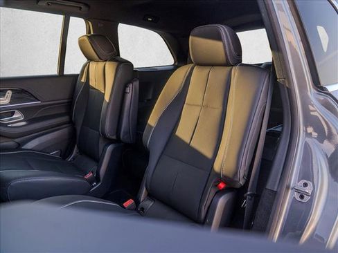 Used 2025 Mercedes-Benz GLS 450 4MATIC image 17