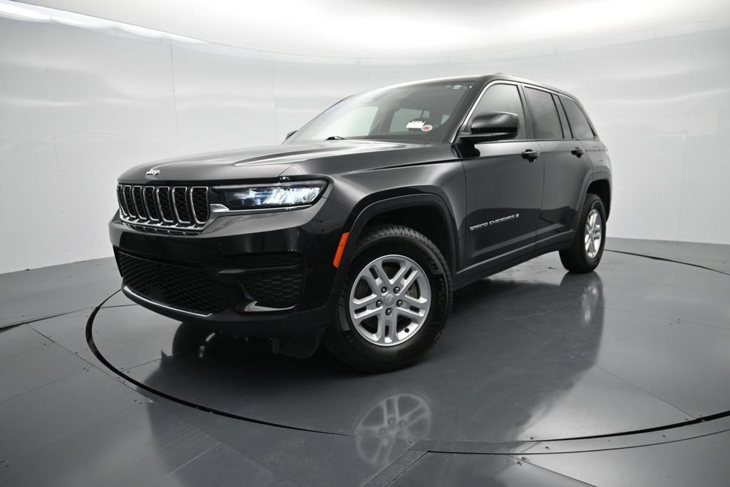 Used 2023 Jeep Grand Cherokee Laredo RWD image 9