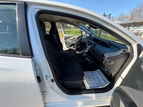 Used 2021 Toyota Prius LE image 13