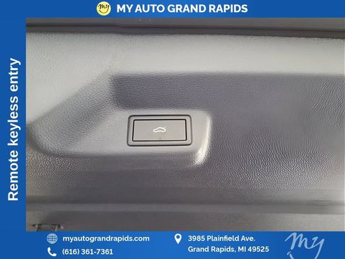 Used 2025 Volkswagen ID. Buzz Pro S RWD image 4