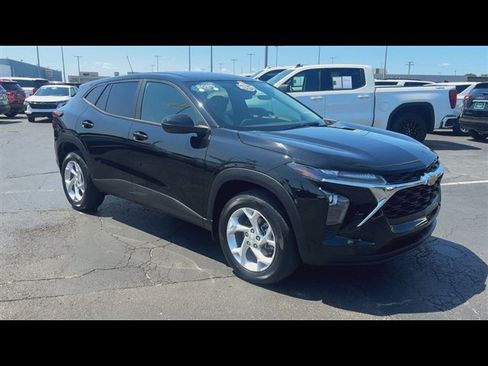 Used 2025 Chevrolet Trax LS w/ LS Convenience Package FWD image 2