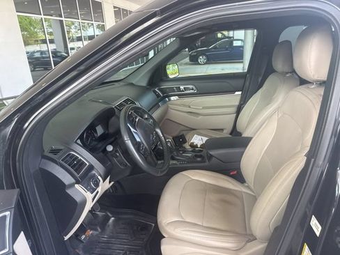 Used 2019 Ford Explorer Limited FWD image 2