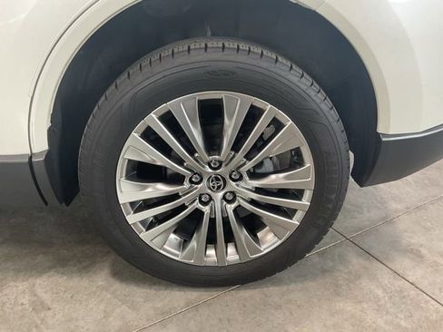 Used 2022 Toyota Venza XLE AWD/4WD image 7