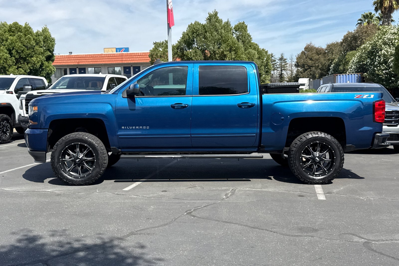 Used 2018 Chevrolet Silverado 1500 LT w/ All Star Edition AWD/4WD image 8