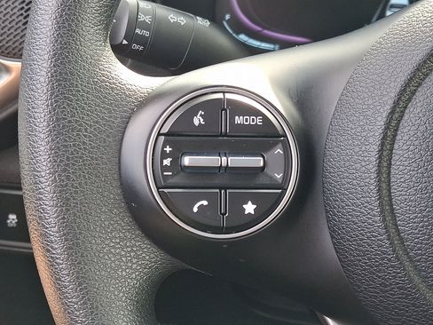 Used 2025 Kia Soul LX w/ LX Technology Package FWD image 21