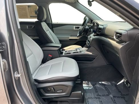 Used 2021 Ford Explorer XLT w/ Equipment Group 202A AWD/4WD image 17