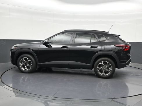 Used 2025 Chevrolet Trax LT FWD image 2