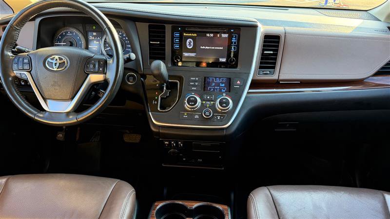 Used 2017 Toyota Sienna Limited Premium FWD image 27