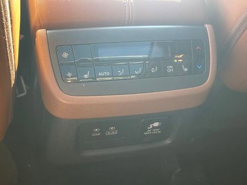 Used 2023 Nissan Pathfinder Platinum image 21