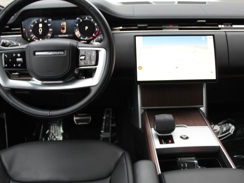 Used 2025 Land Rover Range Rover SE image 4