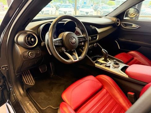 Used 2022 Alfa Romeo Giulia Veloce AWD/4WD image 14