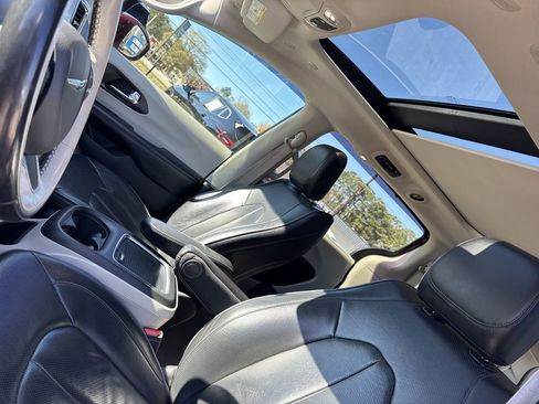Used 2020 Chrysler Pacifica Limited image 32