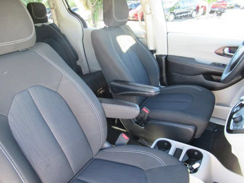 Certified 2023 Chrysler Voyager LX FWD image 9