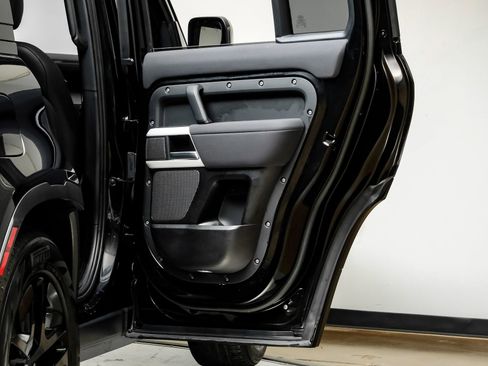 Used 2023 Land Rover Defender 110 SE image 48