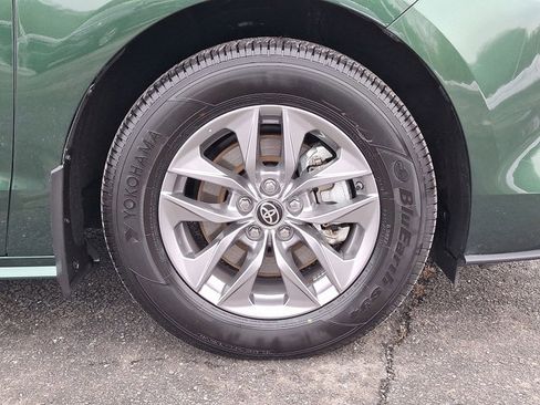 Used 2025 Toyota Sienna XLE image 28