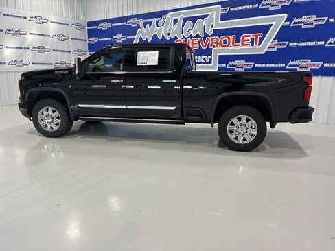 Used 2025 Chevrolet Silverado 2500 High Country w/ High Country Premium Package AWD/4WD image 3