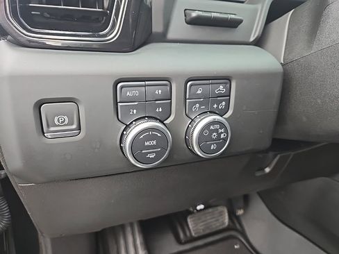 Used 2025 GMC Sierra 2500 AT4X image 11