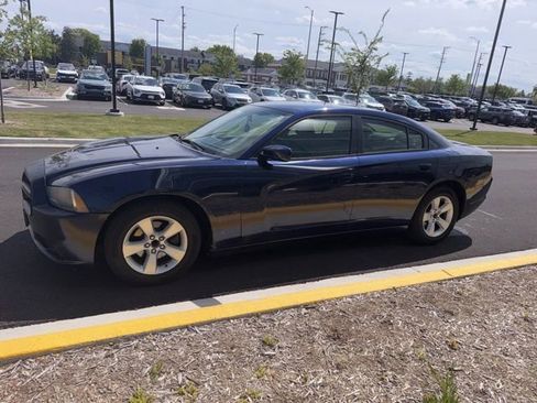 Used 2013 Dodge Charger SE RWD image 2