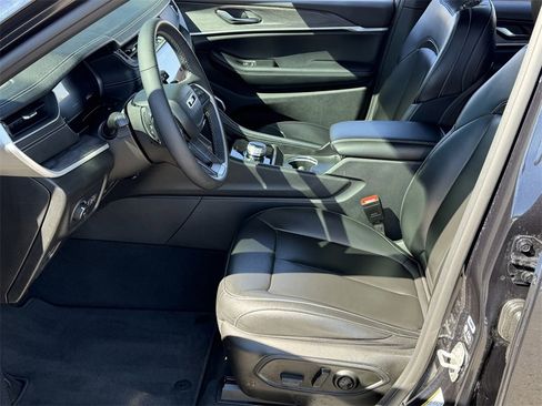 Certified 2024 Jeep Grand Cherokee Limited w/ Black Appearance Package image 19