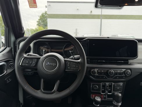 Used 2024 Jeep Wrangler Unlimited AWD/4WD image 12