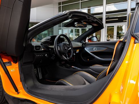 Used 2025 McLaren Artura Spider RWD image 44