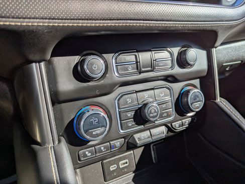 Used 2023 Chevrolet Suburban Premier image 25