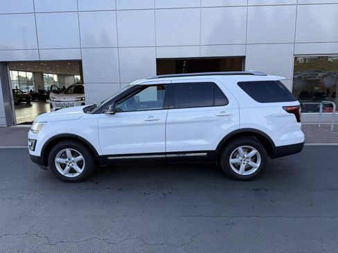 Used 2017 Ford Explorer XLT w/ Equipment Group 202A AWD/4WD image 2