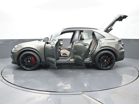 New 2025 Porsche Macan 4S Electric AWD/4WD image 31