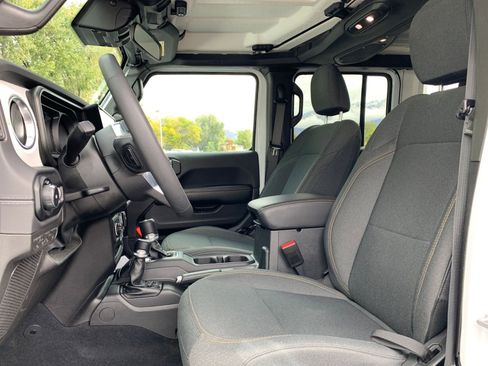 Used 2025 Jeep Wrangler Sahara image 25