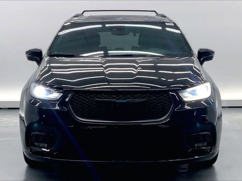 Used 2021 Chrysler Pacifica Limited w/ Uconnect Theater Family Group image 7