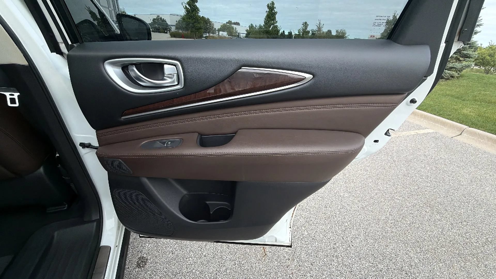 Used 2015 INFINITI QX60 Luxe w/ Deluxe Touring Package AWD/4WD image 16