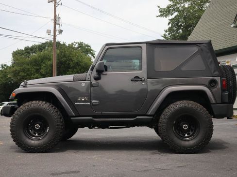 Used 2017 Jeep Wrangler Sahara w/ Connectivity Group AWD/4WD image 2