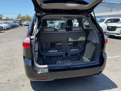 Used 2017 Toyota Sienna XLE w/ XLE Navigation Package FWD image 23