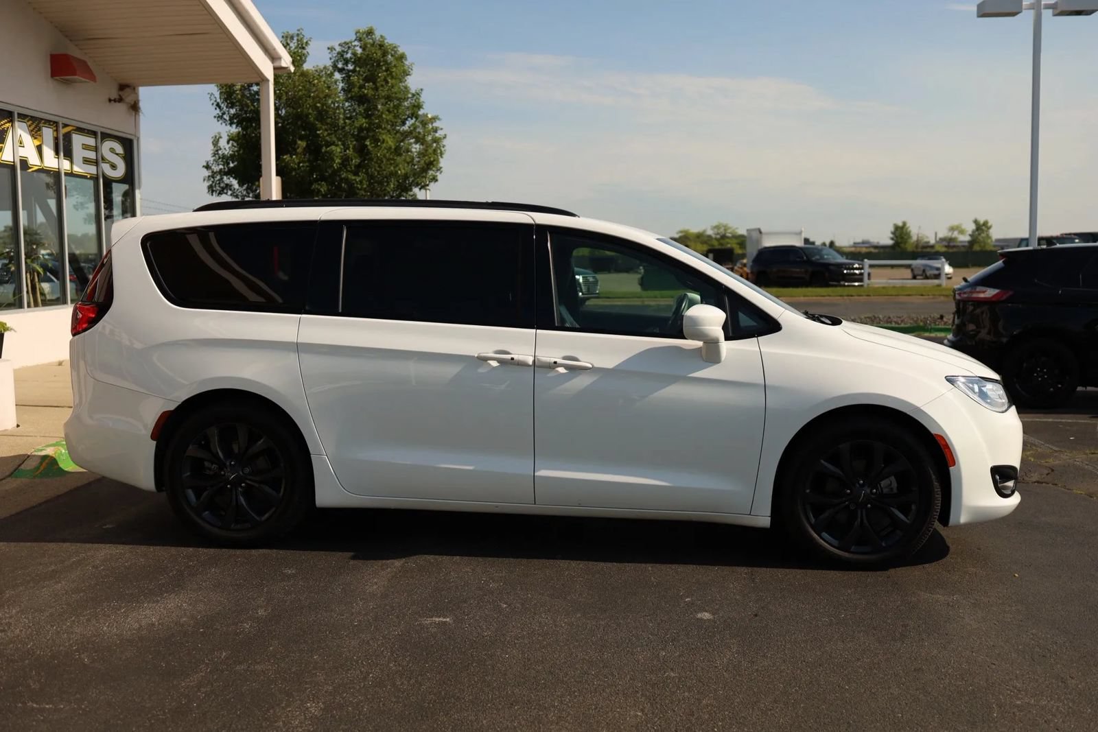 Used 2020 Chrysler Pacifica Touring-L w/ S Appearance Package FWD image 4