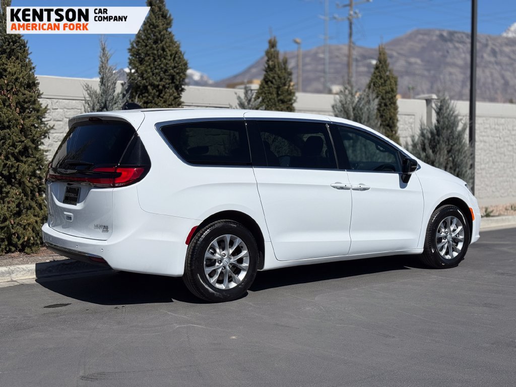 Used 2026 Chrysler Pacifica Limited AWD/4WD image 10