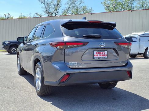 Used 2025 Toyota Highlander LE FWD image 3