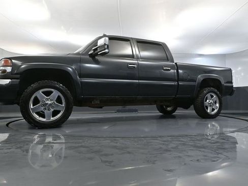 Used 2004 GMC Sierra 2500 SLT w/ Heavy-Duty Power Package image 52