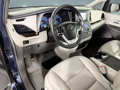 Used 2019 Toyota Sienna XLE FWD image 4