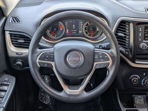 Used 2016 Jeep Cherokee Sport FWD image 13